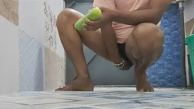 Gay ladka apni Gand mein khire ko Basa kar maar raha hai