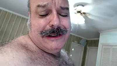 Bullmusclejoe Uses His Friends Dildo to Taste His Own Ass!